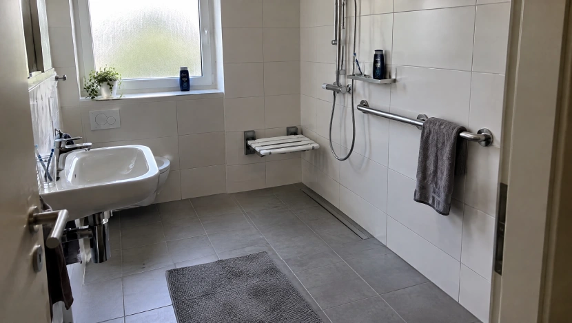 Barrierefreies Bad mit bodengleicher Dusche und Haltegriff