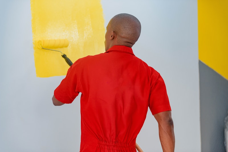 Frisch gestrichene Wand in renovierter Wohnung, Transivo Renovierung und Sanierung